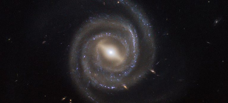 Přehled CCD a vizuálních pozorování – Září 2012 Aktivní galaxie UGC 6093. Foto: ESA/NASA, Hubble.