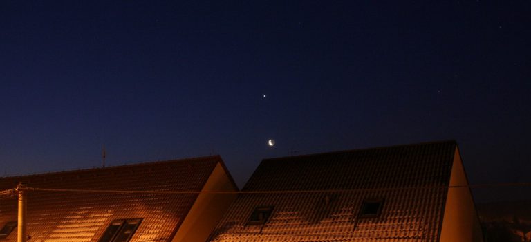Měsíc a Venuše na ranní obloze dne 30. ledna 2011. Foto: Josef Kujal.