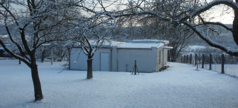 Přehled CCD a vizuálních pozorování – Leden 2015 Pozorovací domeček dalekohledu Jan Šindel Telescope (JST) v zimě. Foto: Archiv ASHK.