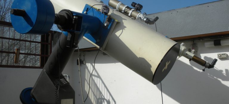 Přehled CCD a vizuálních pozorování – Srpen 2012 Jan Šindel Telescope (JST) připraven k pozorování. Foto: Archiv ASHK.