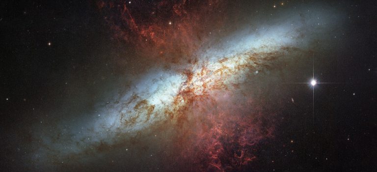 Galaxie NGC 3034 neboli M82 ve Velké medvědici. Foto: NASA, ESA, and The Hubble Heritage Team (STScI/AURA)
