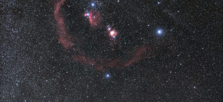 Pozorování a fotografování komety C/2020 M3 ATLAS Orion a kometa C/2020 M3 ATLAS. Foto: Josef Kujal.